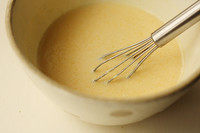 3、奇异果佐软可丽饼,拌匀成无颗粒的面糊备用。