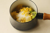 4、奇异果佐软可丽饼,柠檬皮切碎，奇异果去皮切成大颗粒，加入细砂糖，小火加热，糖化开。