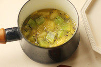 5、奇异果佐软可丽饼,不用过度的熬煮，加热刺激柠檬皮的香气散发出来，细砂糖融化即可。