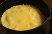 7、奇异果佐软可丽饼,舀一勺可丽饼面糊加入，迅速转圈，让面糊均匀分布在锅底。薄一点比较好哦，所以没勺面糊不要多。中间有破洞也没有关系。