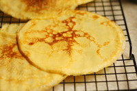 8、奇异果佐软可丽饼,中火煎成，煎好的饼皮先放在一旁散热。