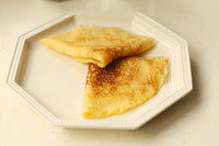 9、奇异果佐软可丽饼,两折后放入盘子中。