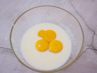 4、原味蒸蛋糕,加入蛋黄，搅拌均匀
