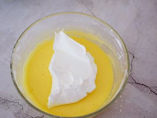 10、原味蒸蛋糕,先取三分之一的蛋白霜跟蛋黄糊翻拌均匀，