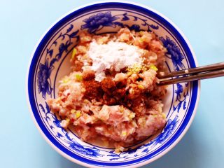 4、番茄肉丸汤,把搅好的肉馅放入一个大一点的容器里，加入花椒粉和料酒，再加入适量的盐和鸡精，加入老抽和5克生抽，最后加入淀粉。