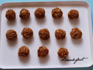 6、番茄肉丸汤,把搅拌好的肉馅做成大小一致的丸子。