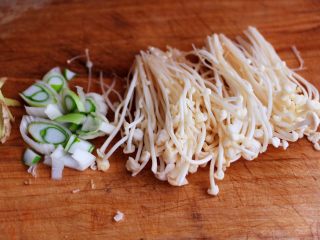 8、番茄肉丸汤,金针菇洗净后去除根部，然后用手把金针菇撕开，葱姜切碎备用。