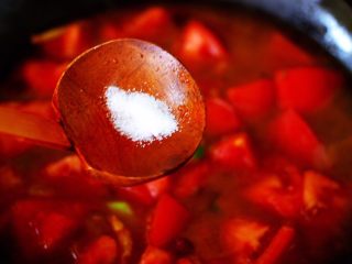 13、番茄肉丸汤,再加入适量的盐调味。