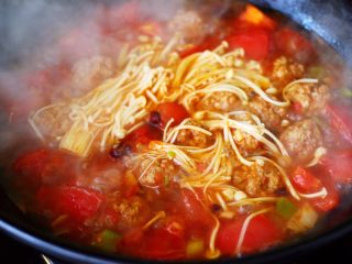 16、番茄肉丸汤,这个时候放入金针菇。