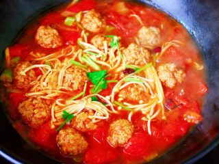 18、番茄肉丸汤,大火烧开后即可关火，撒上香菜段即可。