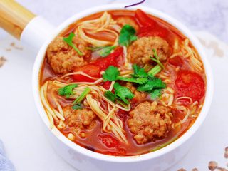19、番茄肉丸汤,啦啦啦，酸甜可口的番茄金针菇肉丸汤就出锅咯。
