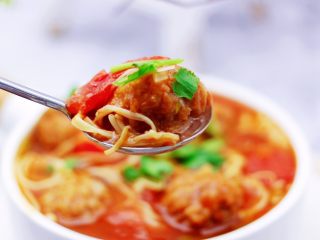 20、番茄肉丸汤,好吃到爆，嘻嘻，宝贝今天吃了两碗米饭。