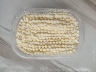 8、代餐粉也能吃出新花样,豆乳盒子,差不多两层蛋糕胚就可以了,最上面如图挤上卡仕达酱,筛入代餐粉