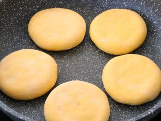 16、南瓜发面饼,平底锅烧热放入饼小火煎制