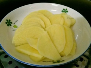 2、肉沫土豆泥,土豆去皮洗净，切片放蒸锅上蒸熟。