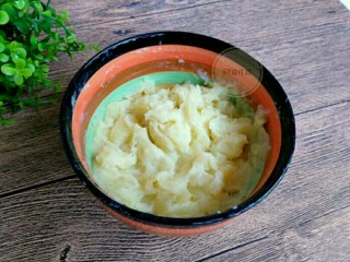 5、肉沫土豆泥,土豆蒸熟后捣成泥。