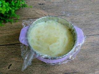 6、肉沫土豆泥,小碗中铺上保鲜膜，放入土豆泥稍稍压实。