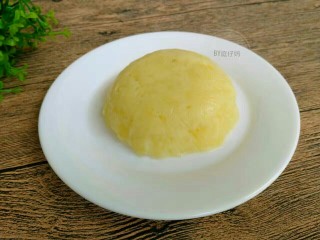 7、肉沫土豆泥,倒扣在盘子里，撕去保鲜膜。