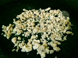 8、肉沫土豆泥,锅中放油，下肉泥翻炒至变白色。