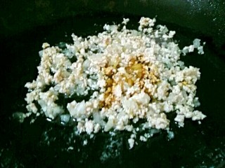 9、肉沫土豆泥,下冬瓜丁翻炒几下，加少许生抽翻炒均匀。