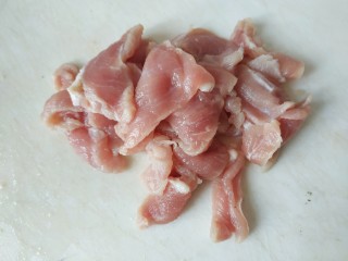 2、木耳炒肉片,猪肉切片