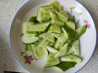 4、木耳炒肉片,黄瓜切菱形片