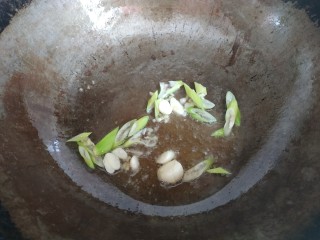 8、木耳炒肉片,放入葱姜蒜翻炒出香味