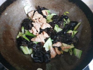 12、木耳炒肉片,加入肉片翻炒