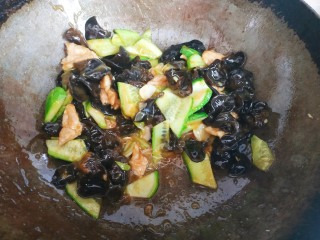 14、木耳炒肉片,大火翻炒均匀关火出锅