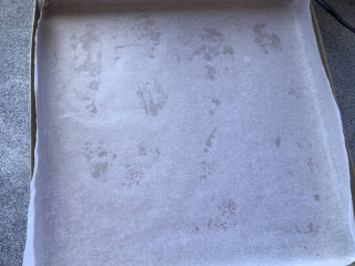 1、巧克力白玉卷,烤盘里预先垫好油纸。