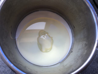 2、巧克力白玉卷,容器里倒入牛奶、炼乳和油。