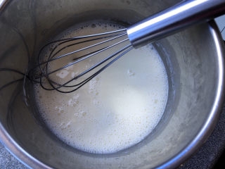 3、巧克力白玉卷,充分搅拌均匀。