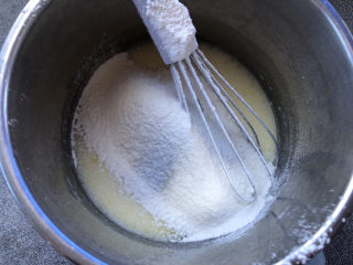 4、巧克力白玉卷,过筛加入面粉。