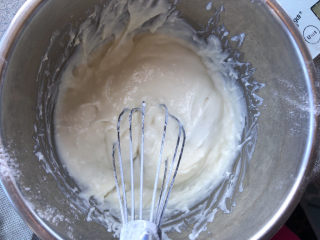 5、巧克力白玉卷,搅拌至无干粉的面糊。