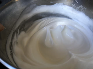 6、巧克力白玉卷,蛋清里加入细砂糖和淀粉打发到出现小弯钩。