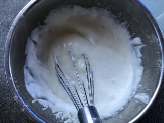 7、巧克力白玉卷,取一部分蛋白放入面糊中，翻拌均匀。