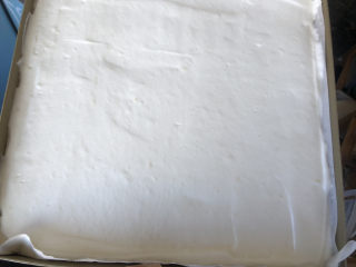 11、巧克力白玉卷,轻轻地抹平表面，震出大气泡。