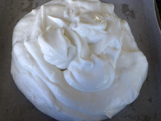 10、巧克力白玉卷,倒入烤盘中。