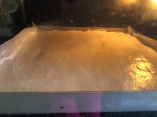 12、巧克力白玉卷,烤箱预热160度，烤约25分钟。