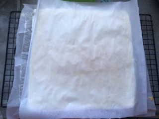 13、巧克力白玉卷,出炉后表面盖一张油纸防风干。