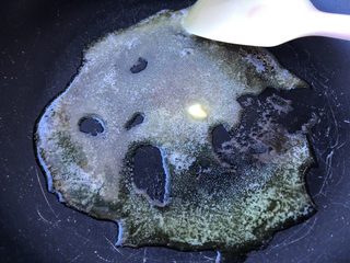 16、巧克力白玉卷,不粘锅里放入黄油，小火化开。