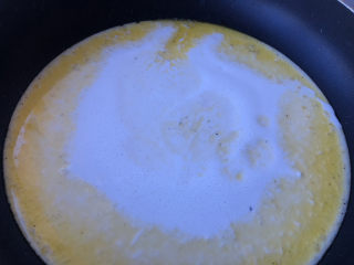 17、巧克力白玉卷,倒入糯米糊。