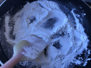 19、巧克力白玉卷,另外再炒熟一些糯米粉，作为手粉，炒到糯米粉微微变色即可。