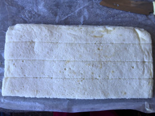 20、巧克力白玉卷,取蛋糕胚的一半，再平均切成4小条。