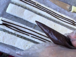 21、巧克力白玉卷,在两条上面挤上巧克力酱。