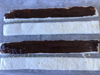 22、巧克力白玉卷,均匀地涂抹开。