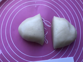 24、巧克力白玉卷,炒好的面团一分为二。