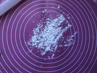 25、巧克力白玉卷,案板上撒手粉。