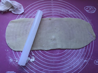 26、巧克力白玉卷,把面皮擀成长方形，长度要超过蛋糕胚，尽量厚薄均匀一些。