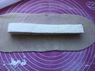 27、巧克力白玉卷,把蛋糕胚放在面皮的中央位置。